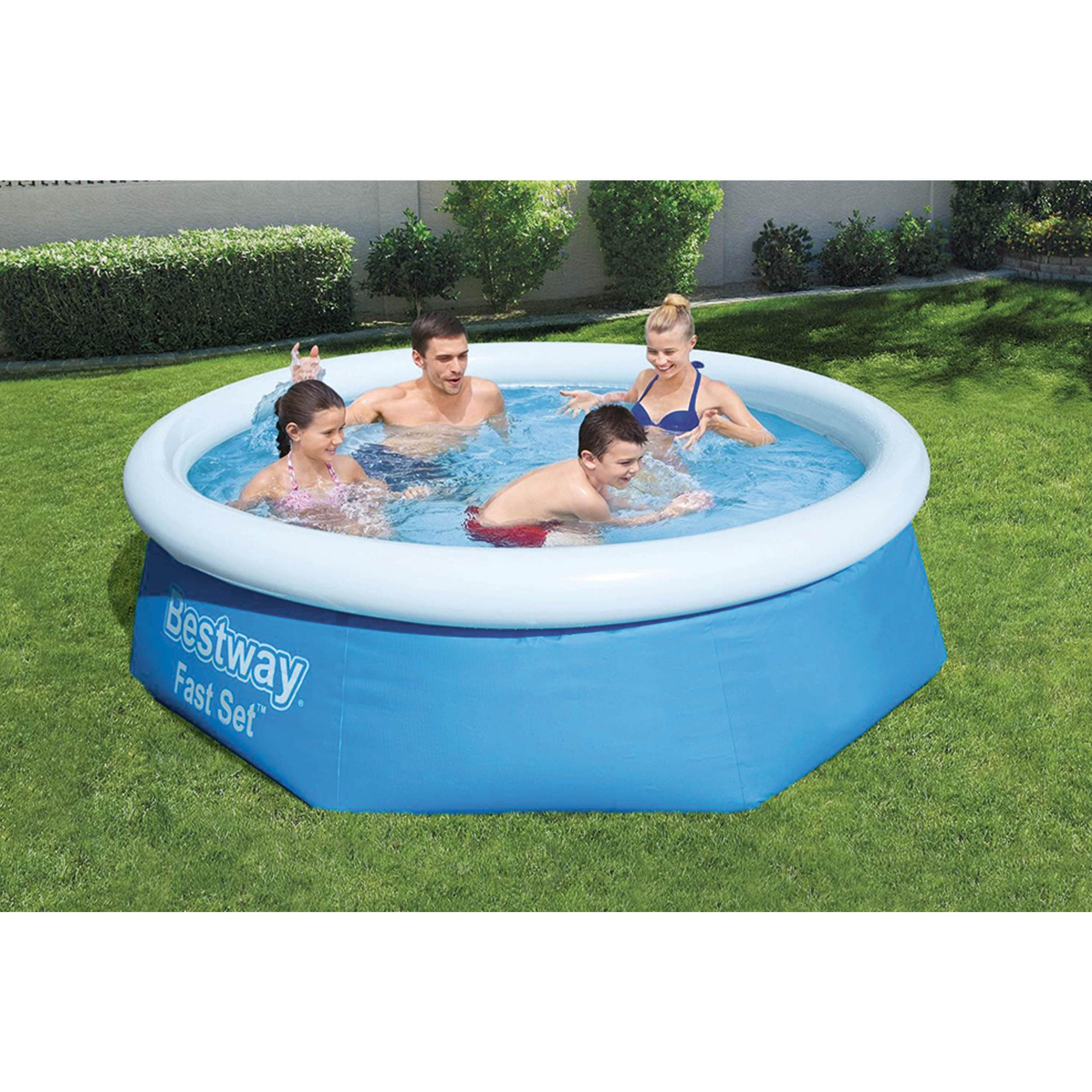 Eine Familie hat Badespaß in einem großen Pool