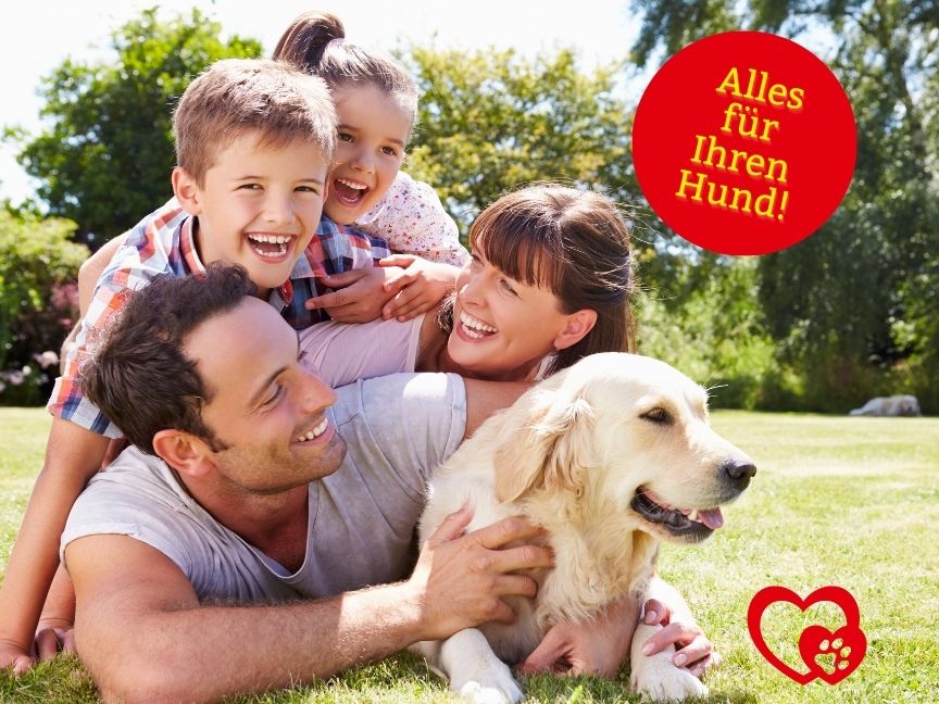 Eine glückliche Familie mit Ihrem Hund