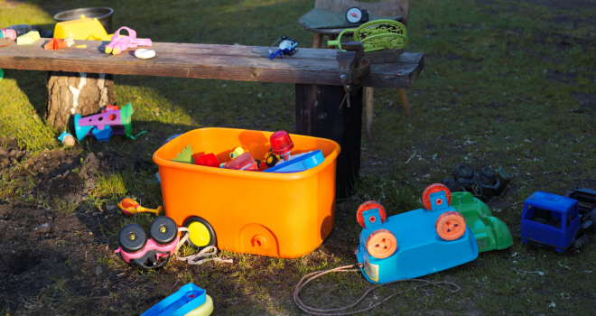 Eine bunte Mischung an Outdoor Spielzeug für Kinder in einem Garten