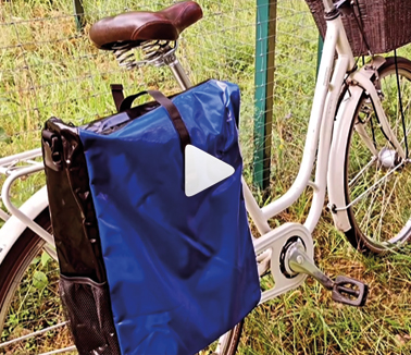 Eine große, blaue Fahrradtasche an einem Gepäckträger 